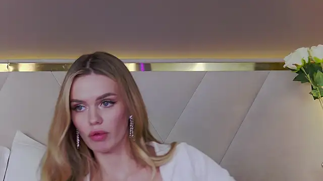 Snapshot of KristinaMaers chatting on 02-08-25, 11:55 KristinaMaers online show from 02-08-25, 11:55