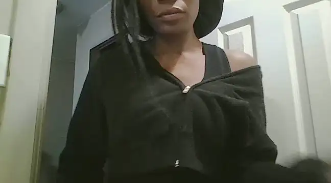 Snapshot of LuckiXCX chatting on 12-14-24, 12:12 LuckiXCX online show from 12-14-24, 12:12