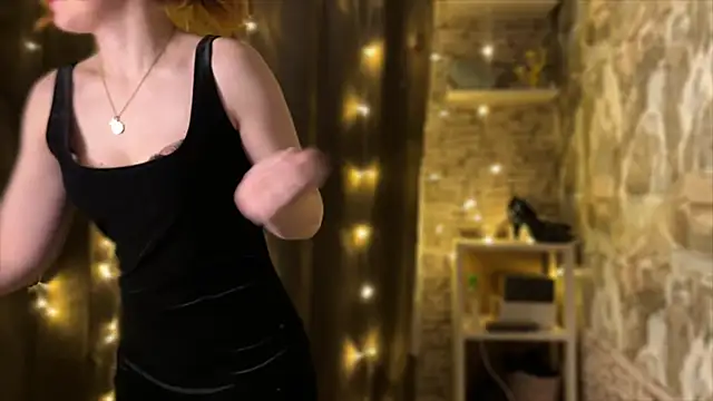 Snapshot of LaurenRossss chatting on 12-17-24, 12:45 LaurenRossss online show from 12-17-24, 12:45