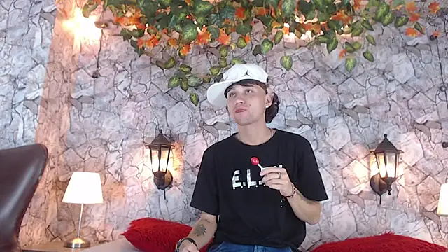 Snapshot of Samuel_Hilton chatting on 12-13-24, 04:11 Samuel Hilton online show from 12-13-24, 04:11