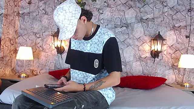 Snapshot of Samuel_Hilton chatting on 12-15-24, 10:39 Samuel Hilton online show from 12-15-24, 10:39