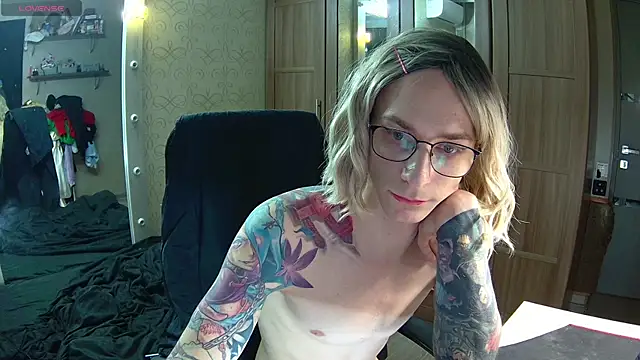 Snapshot of Julia_dolls chatting on 02-14-25, 06:29 Julia dolls online show from 02-14-25, 06:29