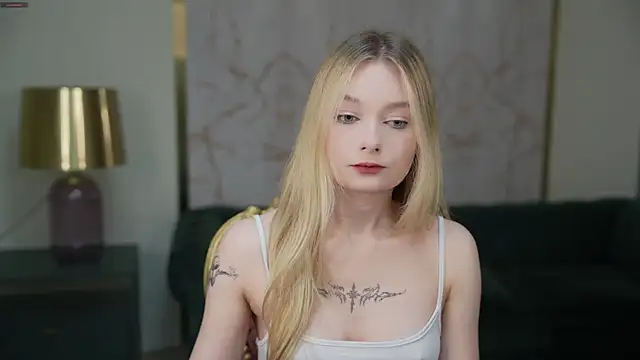 Snapshot of Ewa_Pearl chatting on 03-19-25, 07:40 Ewa Pearl online show from 03-19-25, 07:40