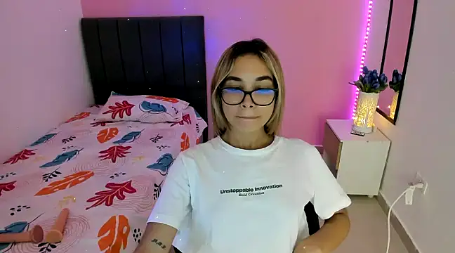 Snapshot of davinacaro chatting on 12-12-24, 08:43 davinacaro online show from 12-12-24, 08:43