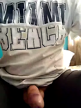 Snapshot of Bombi22 chatting on 12-16-24, 07:10 Bombi22 online show from 12-16-24, 07:10