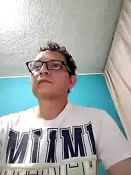 Snapshot of Bombi22 chatting on 12-17-24, 02:55 Bombi22 online show from 12-17-24, 02:55