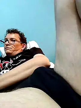 Snapshot of Bombi22 chatting on 12-17-24, 10:11 Bombi22 online show from 12-17-24, 10:11