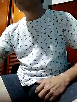 Snapshot of Bombi22 chatting on 12-19-24, 02:34 Bombi22 online show from 12-19-24, 02:34