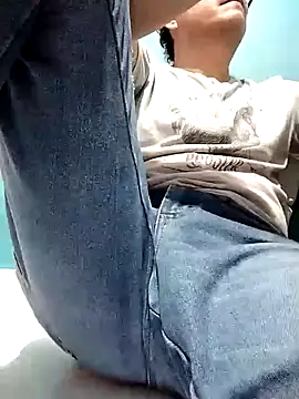 Snapshot of Bombi22 chatting on 12-20-24, 05:14 Bombi22 online show from 12-20-24, 05:14