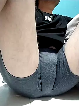 Snapshot of Bombi22 chatting on 01-27-25, 05:47 Bombi22 online show from 01-27-25, 05:47