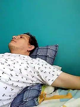 Snapshot of Bombi22 chatting on 02-12-25, 03:05 Bombi22 online show from 02-12-25, 03:05