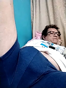 Snapshot of Bombi22 chatting on 02-16-25, 06:54 Bombi22 online show from 02-16-25, 06:54