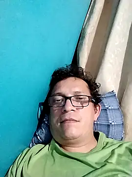 Snapshot of Bombi22 chatting on 02-18-25, 05:31 Bombi22 online show from 02-18-25, 05:31