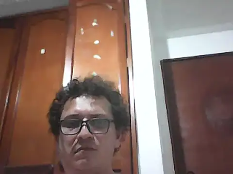 Snapshot of Bombi22 chatting on 11-17-25, 04:18 Bombi22 online show from 11-17-25, 04:18