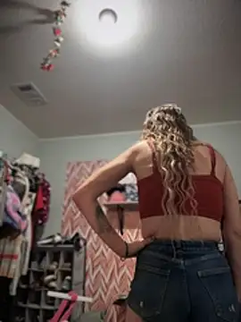 Snapshot of PrettiPluto chatting on 12-14-25, 02:33 PrettiPluto online show from 12-14-25, 02:33