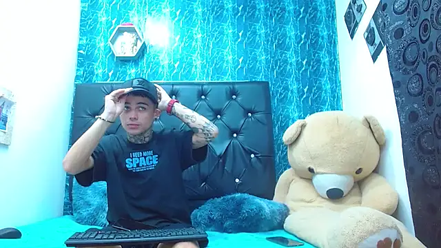 Snapshot of exotic_hot_couple chatting on 03-18-25, 02:15 exotic hot couple online show from 03-18-25, 02:15