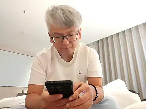 Snapshot of leoUSIR chatting on 10-25-25, 05:51 leoUSIR online show from 10-25-25, 05:51