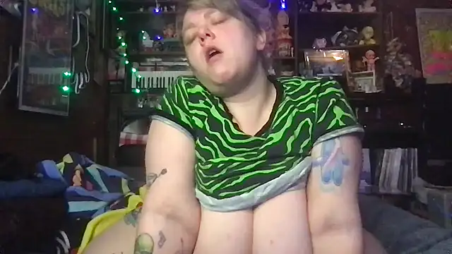 Snapshot of SleazeLouize chatting on 12-16-25, 04:39 SleazeLouize online show from 12-16-25, 04:39