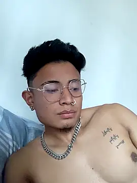 Snapshot of Golden_boy_03 chatting on 10-31-25, 08:43 Golden boy 03 online show from 10-31-25, 08:43