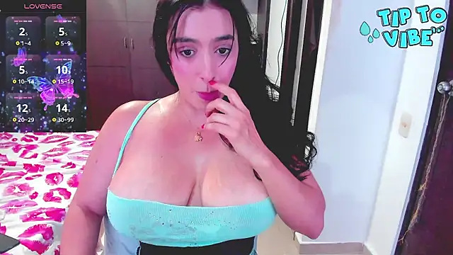 Snapshot of hugetits90xxx chatting on 10-15-25, 12:33 hugetits90xxx online show from 10-15-25, 12:33