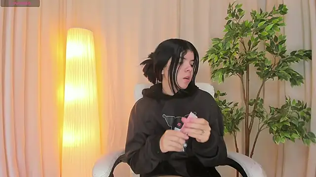 Snapshot of Maddy_bennet chatting on 03-06-25, 04:08 Maddy bennet online show from 03-06-25, 04:08