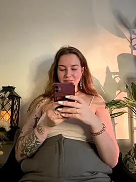 Snapshot of MayaMystic chatting on 11-18-25, 11:36 MayaMystic online show from 11-18-25, 11:36