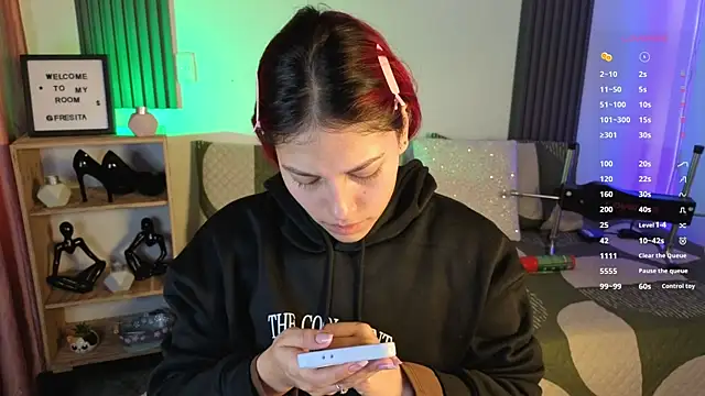 Snapshot of Fresita_Rosita chatting on 10-22-25, 12:27 Fresita Rosita online show from 10-22-25, 12:27