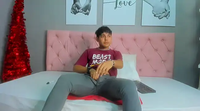 Snapshot of Samir_bear chatting on 12-19-24, 12:56 Samir bear online show from 12-19-24, 12:56