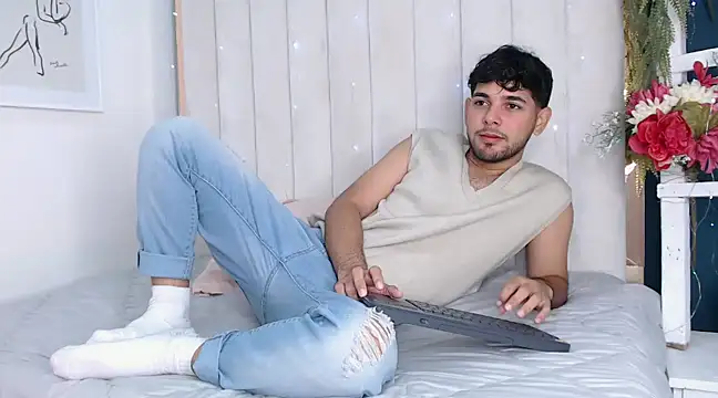 Snapshot of Samir_bear chatting on 01-18-25, 12:47 Samir bear online show from 01-18-25, 12:47