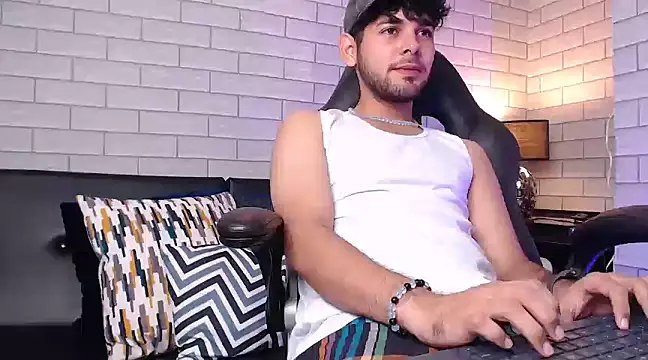 Snapshot of Samir_bear chatting on 02-18-25, 12:28 Samir bear online show from 02-18-25, 12:28