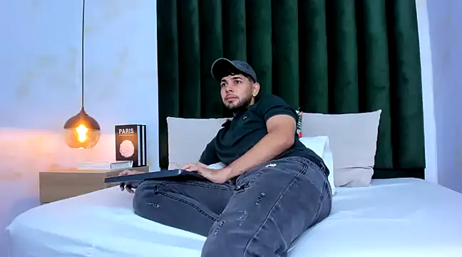 Snapshot of Samir_bear chatting on 03-01-25, 12:34 Samir bear online show from 03-01-25, 12:34