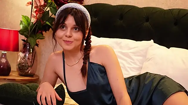 Snapshot of MilenaLyn chatting on 12-28-24, 06:28 MilenaLyn online show from 12-28-24, 06:28