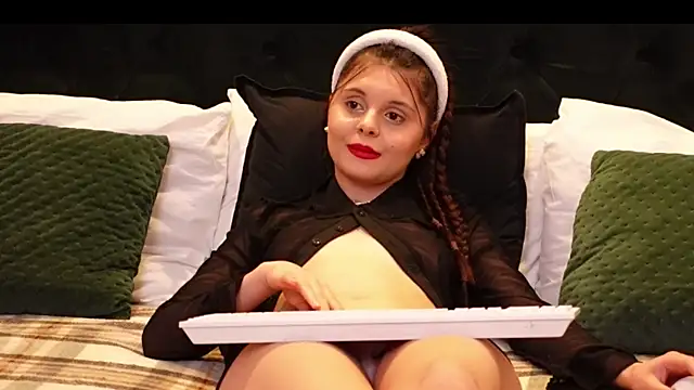 Snapshot of MilenaLyn chatting on 02-09-25, 12:19 MilenaLyn online show from 02-09-25, 12:19