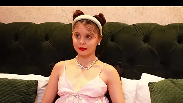 Snapshot of MilenaLyn chatting on 02-11-25, 08:15 MilenaLyn online show from 02-11-25, 08:15