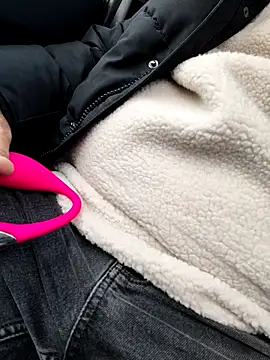 Snapshot of sansan2411 chatting on 11-26-25, 01:45 sansan2411 online show from 11-26-25, 01:45