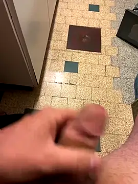 Snapshot of mikiss789 chatting on 11-05-25, 03:39 mikiss789 online show from 11-05-25, 03:39