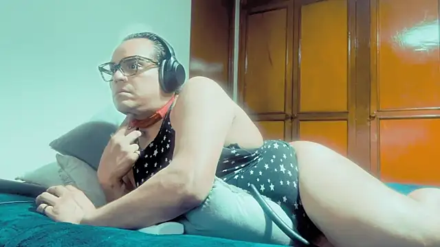 Snapshot of NikkelSofia chatting on 01-13-26, 12:10 NikkelSofia online show from 01-13-26, 12:10