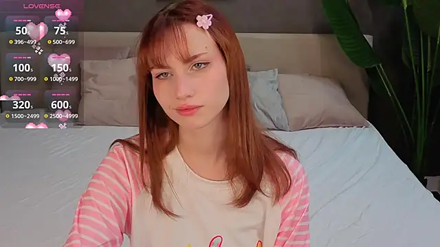 Snapshot of Mollly_Rouge chatting on 10-08-25, 01:14 Mollly Rouge online show from 10-08-25, 01:14