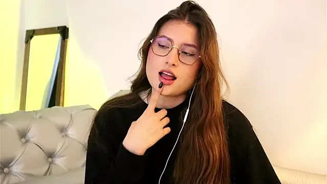 Daisha Riley online show from 10-20-25, 01:44