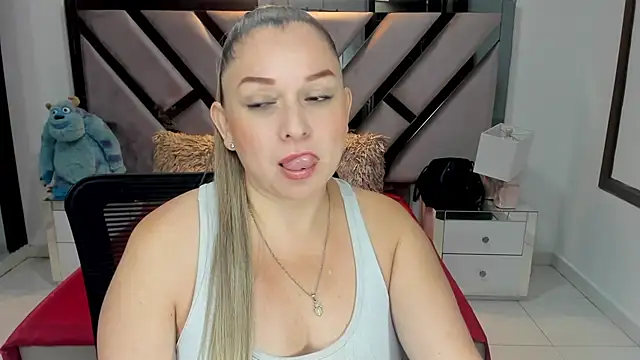 Snapshot of natalia5560 chatting on 09-17-25, 12:51 natalia5560 online show from 09-17-25, 12:51