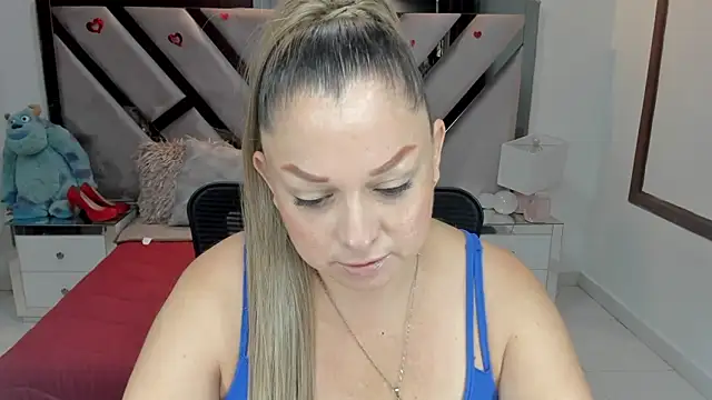 Snapshot of natalia5560 chatting on 10-22-25, 01:00 natalia5560 online show from 10-22-25, 01:00