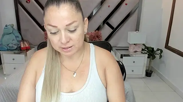 Snapshot of natalia5560 chatting on 11-23-25, 01:22 natalia5560 online show from 11-23-25, 01:22