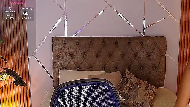 charlottee white online show from 03-12-26, 08:37