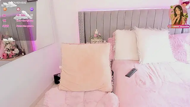 Snapshot of vanesa_moon__ chatting on 05-17-26, 03:19 vanesa moon online show from 05-17-26, 03:19