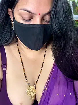 Snapshot of FlatVincy4 chatting on 10-11-25, 05:39 FlatVincy4 online show from 10-11-25, 05:39