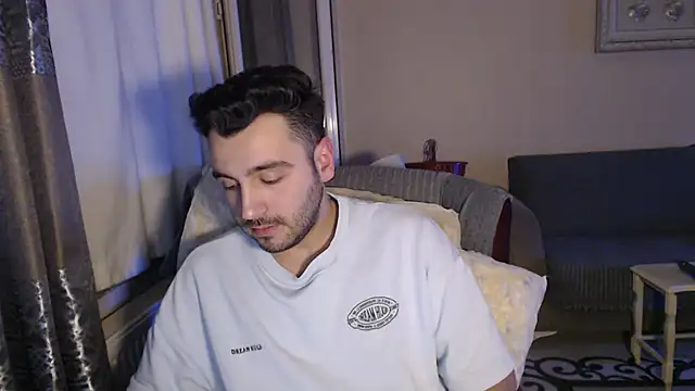 Snapshot of handsomeee04 chatting on 11-10-25, 09:47 handsomeee04 online show from 11-10-25, 09:47