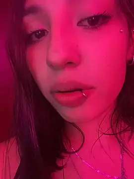 Snapshot of lauuraww chatting on 02-24-25, 12:37 lauuraww online show from 02-24-25, 12:37