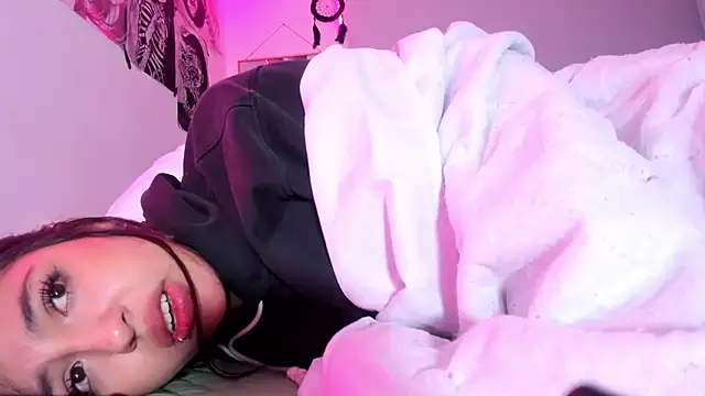 Snapshot of lauuraww chatting on 03-09-25, 10:30 lauuraww online show from 03-09-25, 10:30