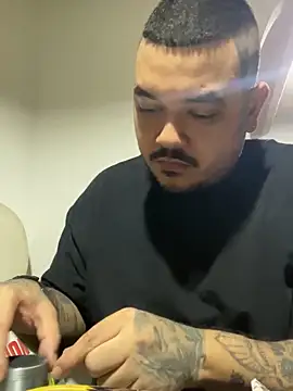 Snapshot of El_Titan1998 chatting on 03-23-25, 01:31 El Titan1998 online show from 03-23-25, 01:31