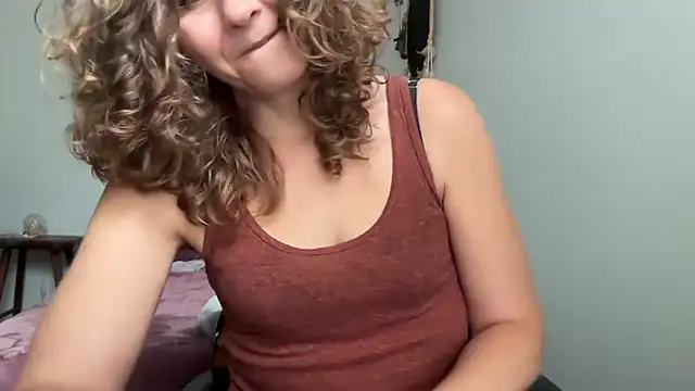 Snapshot of leahsparkles chatting on 09-30-25, 02:00 leahsparkles online show from 09-30-25, 02:00